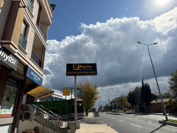 Yol kenarındaki JF Parts tabelası